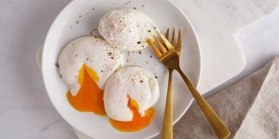 3 ztracená vejce na bílém talíři, 2 z nich jsou rozříznutá