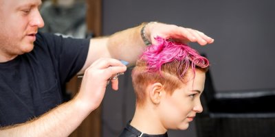 Žena v péči kadeřníka