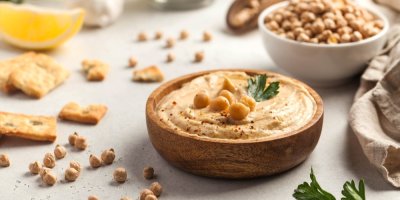 Hummus v dřevěné misce