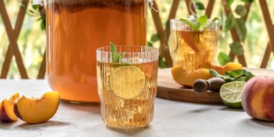 Kombucha ve sklenici