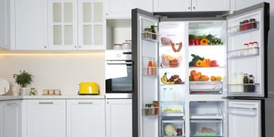 Otevřená lednice v kuchyni