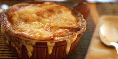 Francouzská cibulačka se zapečeným sýrem, servírované v hnědé misce