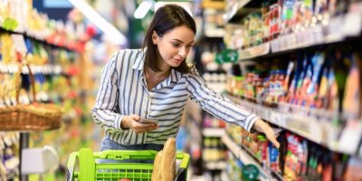 Žena s hnědými vlasy nakupuje