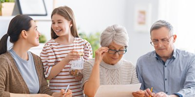 Rodina sedí u stolu a řeší finance