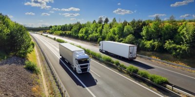 Dva kamiony na dálnici