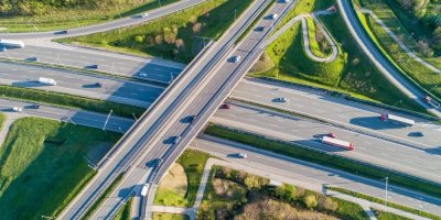 Pohled na křížící se dálnice