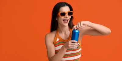 Žena ve slunečních brýlích otevírá plechovku