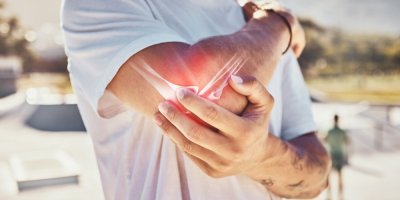 Muž se drží za bolavý kloub