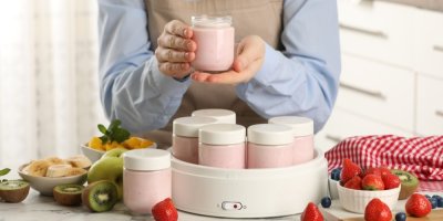 Jogurtovač s růžovými jogurty