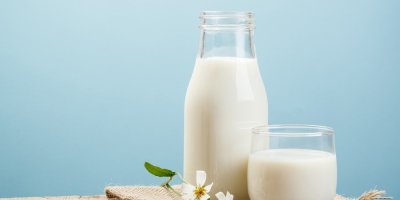 Acidofilní mléko v láhvi a ve skleničce