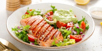 Salát s grilovaným lososem