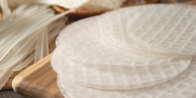 Rýžové papíry, naskládané na sobě, položené na dřevěném prkénku