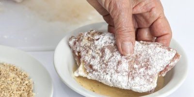 Obalování Cordon bleu v mléce