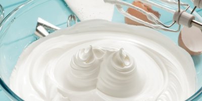 Vyšlehaný bílkový sníh ve skleněné míse