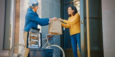 Předávání tašek s jídlem z rozvozu