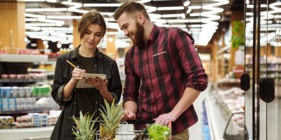 Muž se ženou nakupují