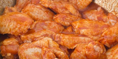 Kuřecí křídla, obalená v kečupu