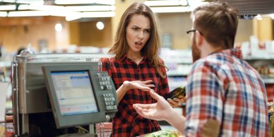 Zákaznice se dohaduje s pokladním v supermarketu