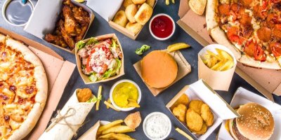 Spousta fasfoodového jídla na stole