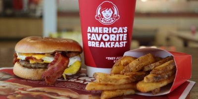 Burger, pití a hranolky z Wendy’s