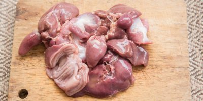 Kuřecí droby na dřevěném prkénku