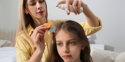 Vyčesávání vší speciálním hřebenem