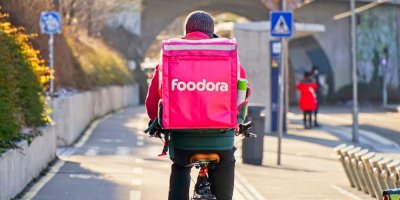 Poslíček Foodora jedoucí na kole