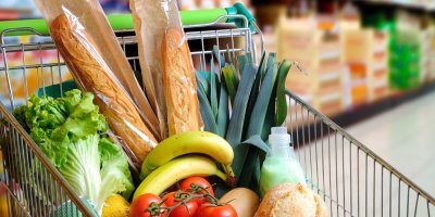 Nákupní vozík s potravinami
