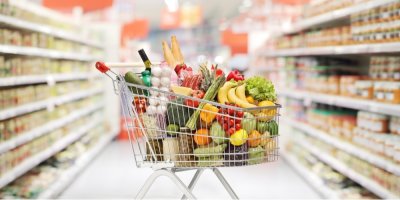 Nákupní vozík plný zeleniny