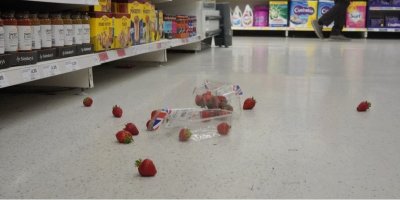 Rozsypané jahody na podlaze obchodu