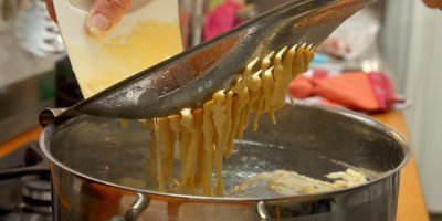 Dělání domácích špeclí přes síto