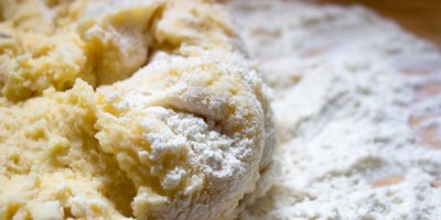 Zpracovávání bramborového těsta na pomoučeném vále