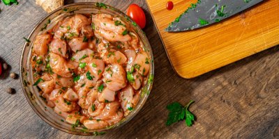 Marinované syrové maso v míse