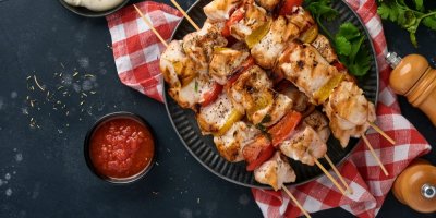 Ogrilované maso na špejlích