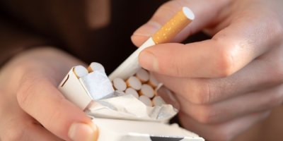 Ruce, které si vytahují cigaretu z krabičky