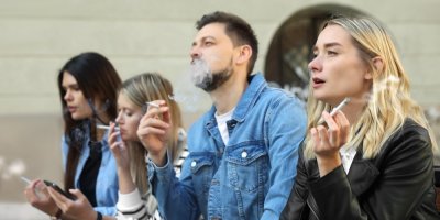 4 lidí kouřící cigarety