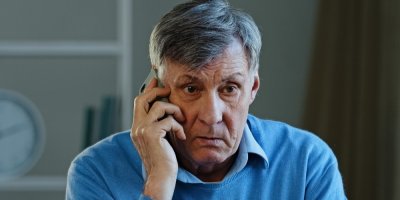 Starší muž telefonuje