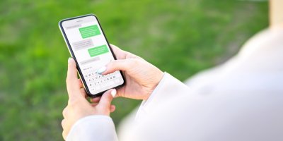 Ženské ruce drží telefon