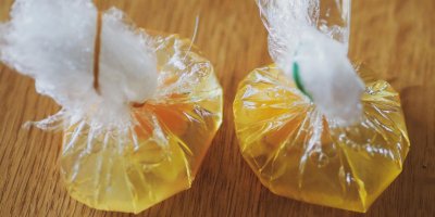 Dvě balení vajec rozklepnutých do potravinářské fólie