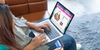 Mladý pár platí online nákup kreditkou