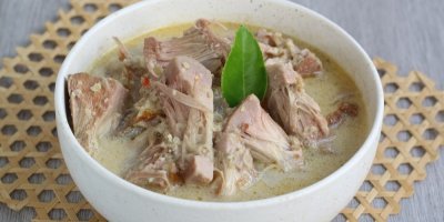 Uvařený jackfruit v bílé misce