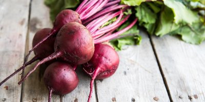 Několik červených řep s natí