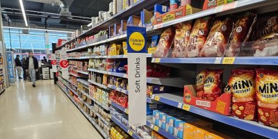 Pohled do prodejny Tesco s žlutým logem Clubcard