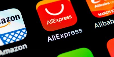 Obrazovka telefonu s aplikacemi prodejních platforem