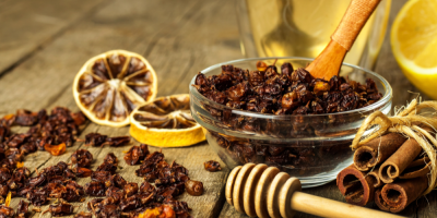 Usušený rakytník v misce