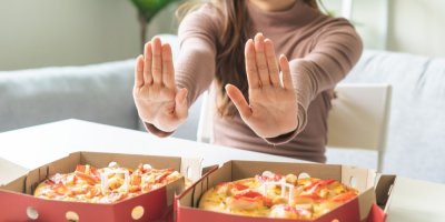 Žena odmítající vysoce zpracované jídlo