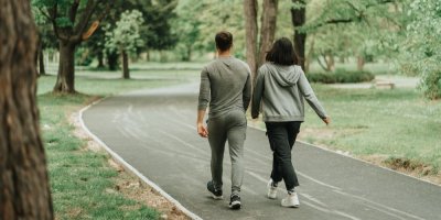 Pár na procházce