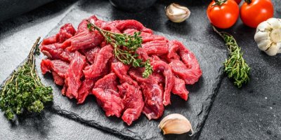 Nudličky z hovězího masa na černém prkénku