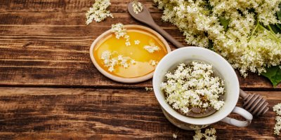 Čerstvý čaj z černého bezu a vedle bezový med