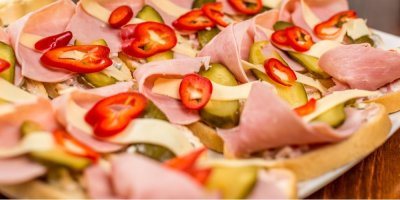 Obložené chlebíčky na bílém talíři